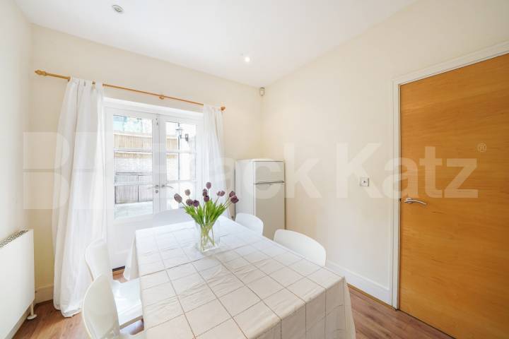 Boasting over 1350 Sq.Ft. of living and entertaining space Marcia Road, London Bridge